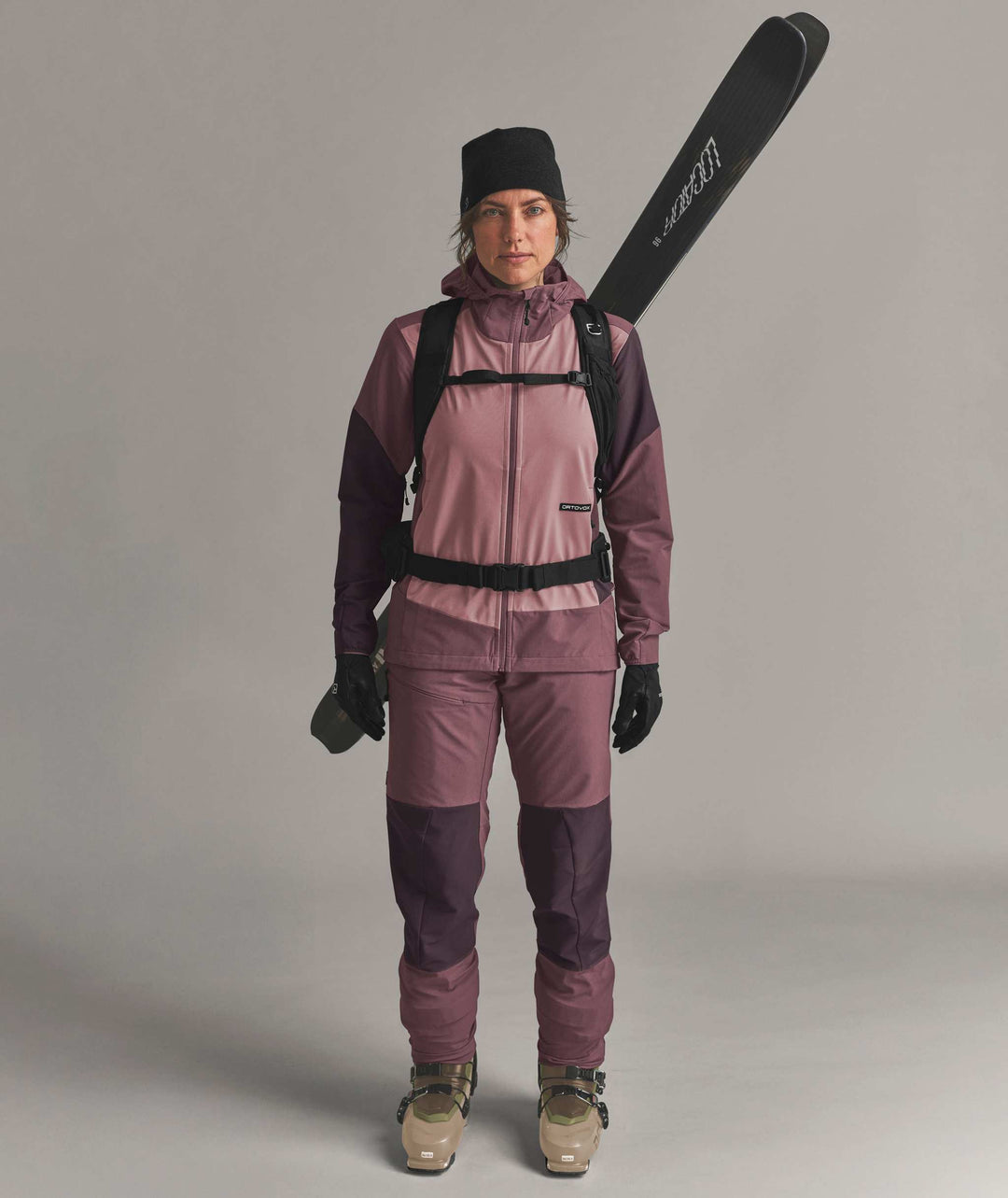 Ortovox Venet Tour 28 S Dusk Rose, indossato con sci, vista frontale