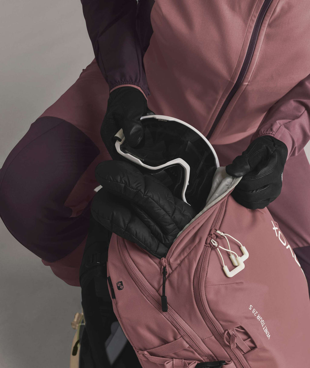 Ortovox Venet Tour 28 S Dusk Rose, tasca superiore con maschera da sci