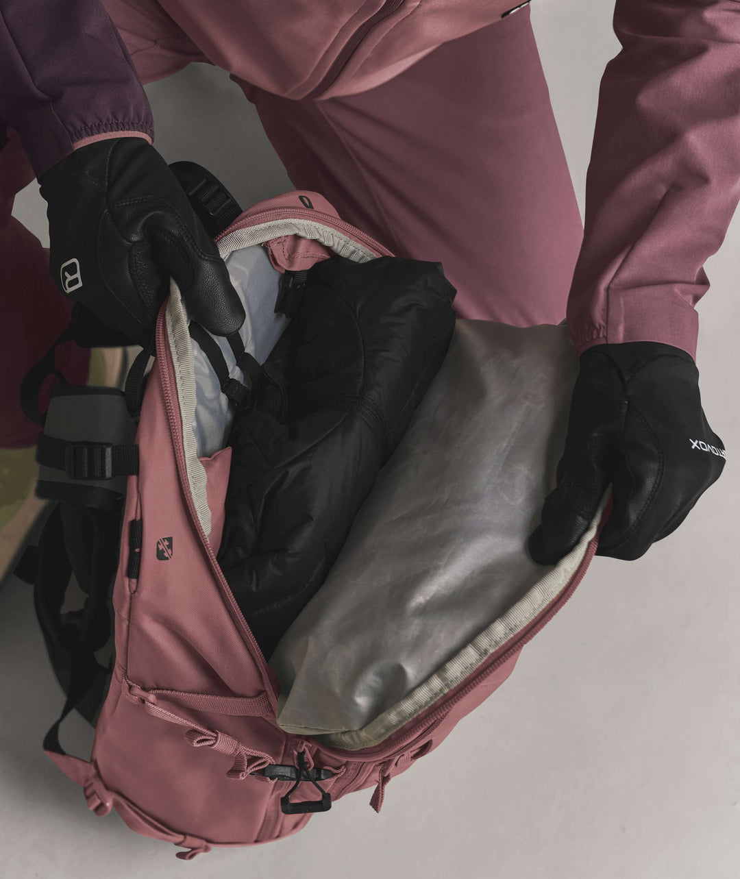 Ortovox Venet Tour 28 S Dusk Rose, accesso laterale al comparto principale
