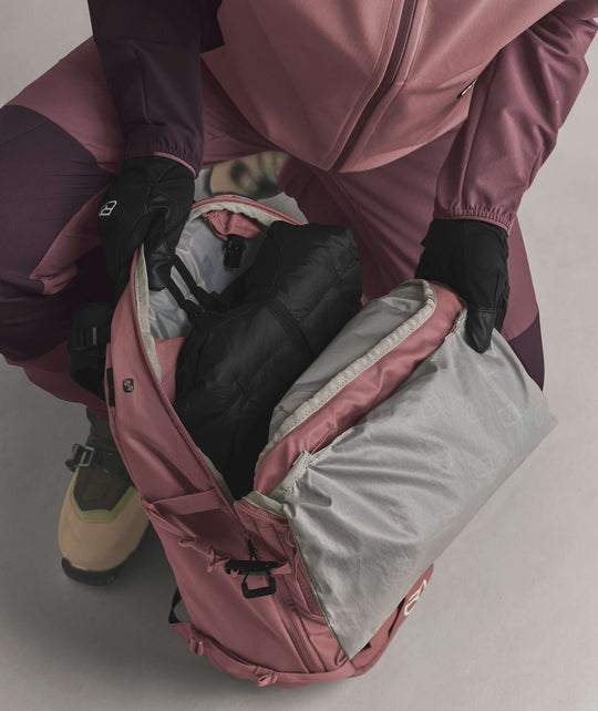 Ortovox Venet Tour 28 S Dusk Rose, estrazione di un capo dal comparto principale