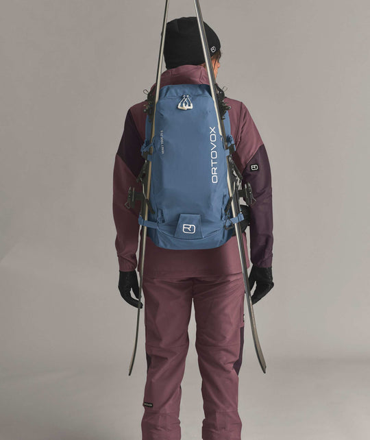 Ortovox Venet Tour 28 S Light Nunatak, indossato con sci fissati lateralmente