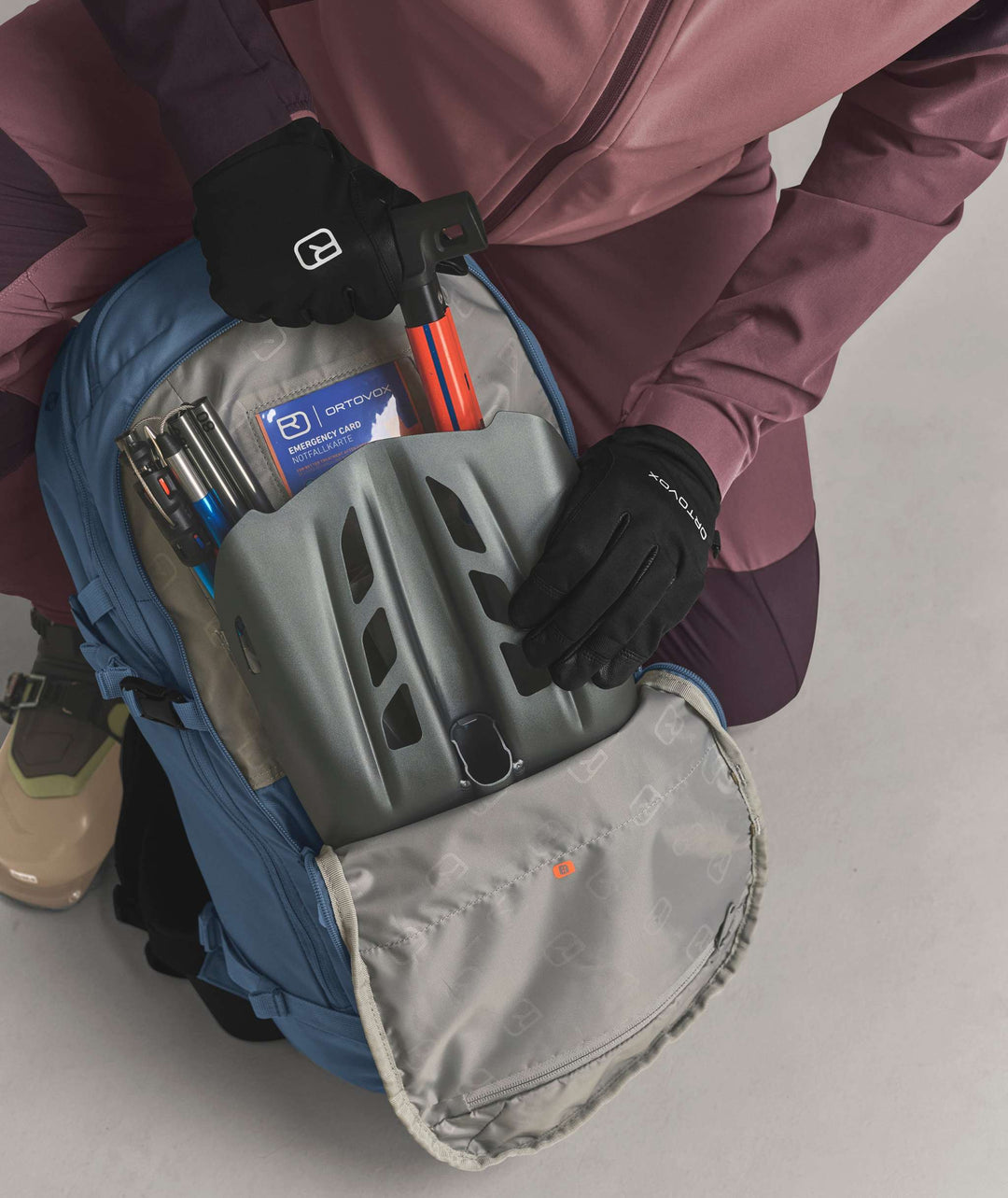 Ortovox Venet Tour 28 S Light Nunatak, comparto di sicurezza aperto per pala e sonda