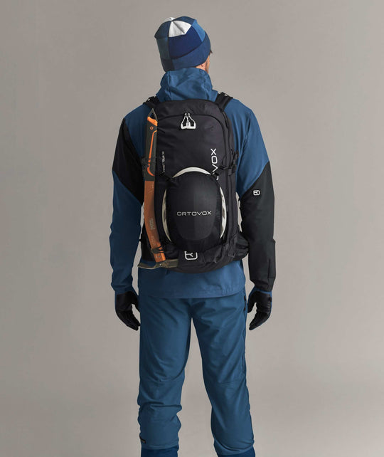 Ortovox Venet Tour 30 Black Raven, indossato con casco fissato all’esterno
