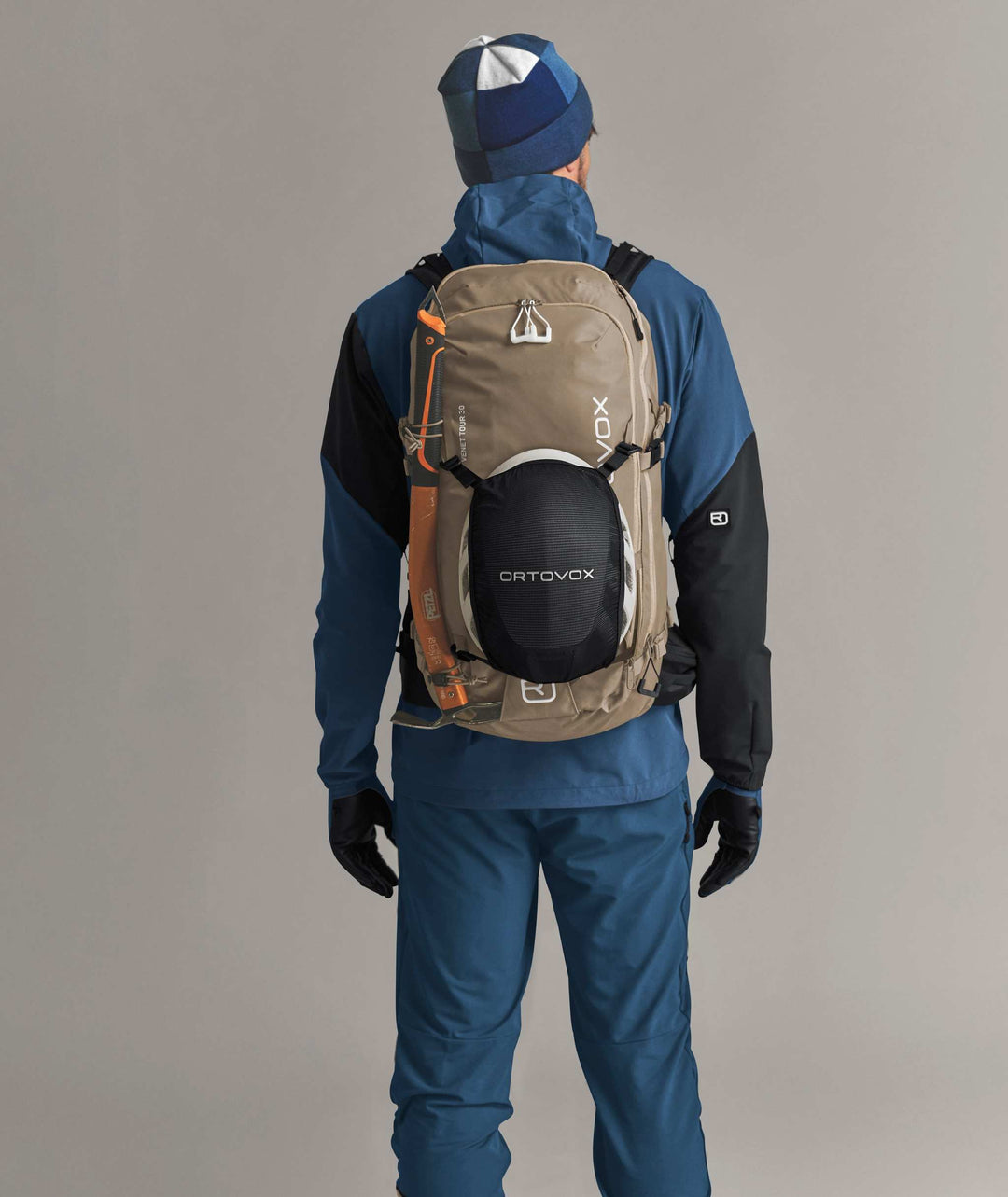 Ortovox Venet Tour 30 Dark Linen, indossato con casco fissato all’esterno