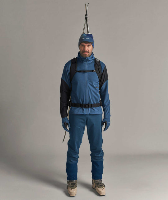 Ortovox Venet Tour 30 Dark Linen, indossato con sci, vista frontale