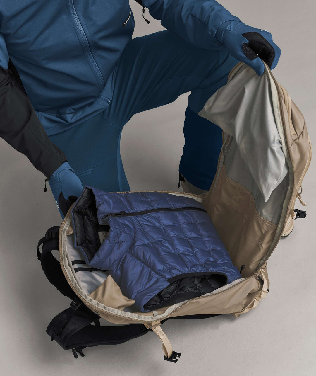 Ortovox Venet Tour 30 Dark Linen, comparto principale aperto con equipaggiamento