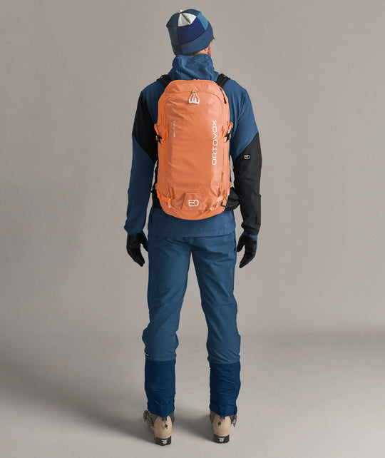 Ortovox Venet Tour 30 Faded Tangerine, indossato, vista posteriore