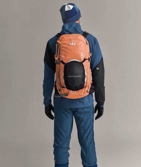Ortovox Venet Tour 30 Faded Tangerine, indossato con casco fissato all’esterno