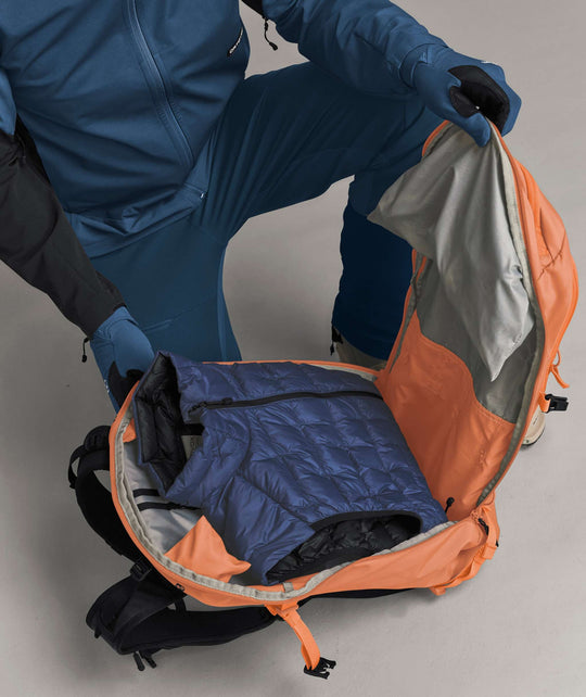 Ortovox Venet Tour 30 Faded Tangerine, comparto principale aperto con equipaggiamento