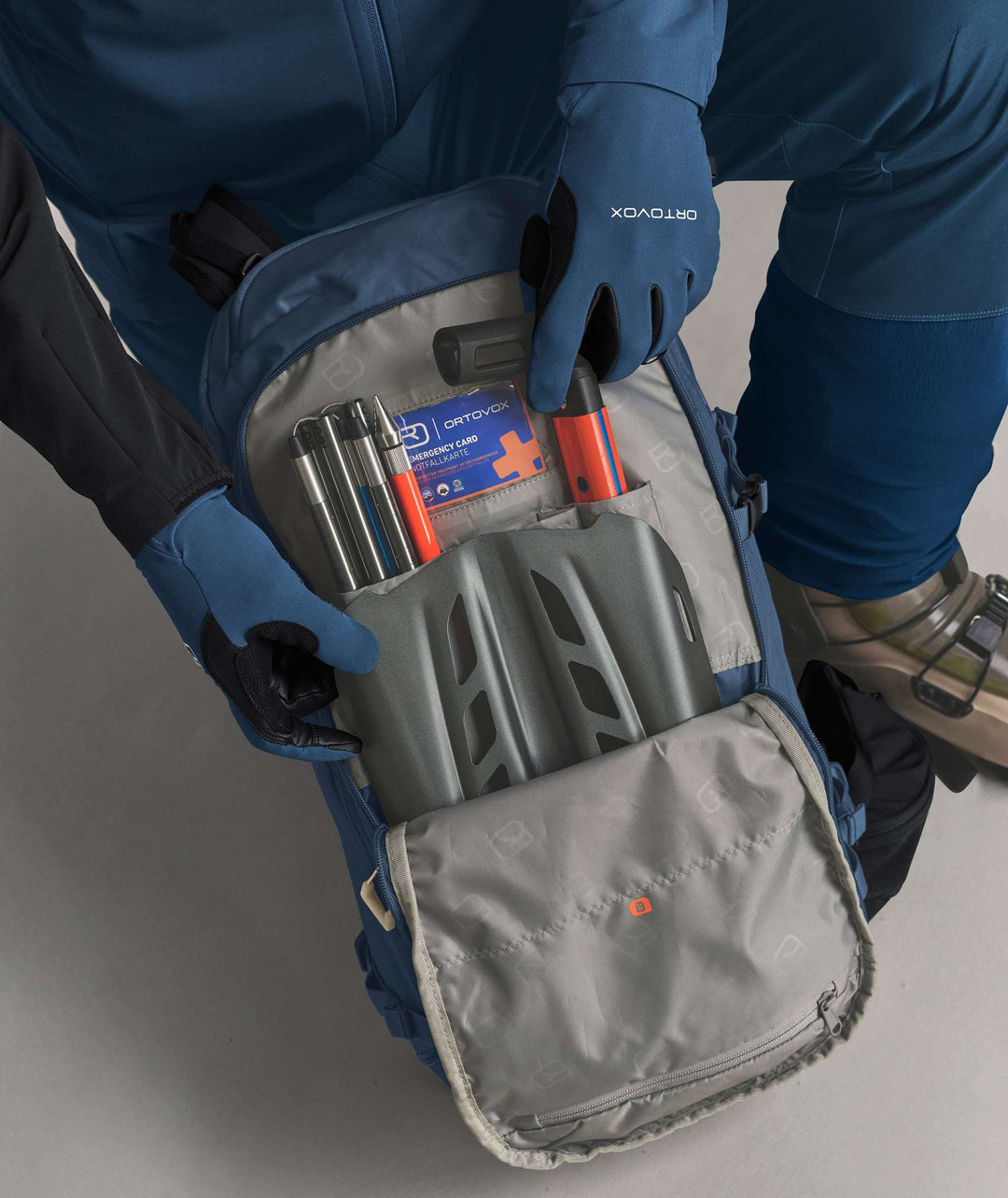 Ortovox Venet Tour 30 Light Nunatak, comparto di sicurezza aperto per pala e sonda