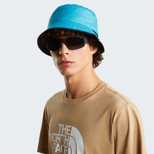 The North Face Sun Stash Hat Summit Navy/River Ice, indossato lato turchese