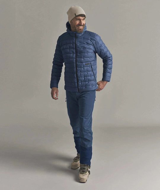 Ortovox Downwool 180 Hooded Jacket M Blue Nunatak: indossata, vista frontale a figura intera