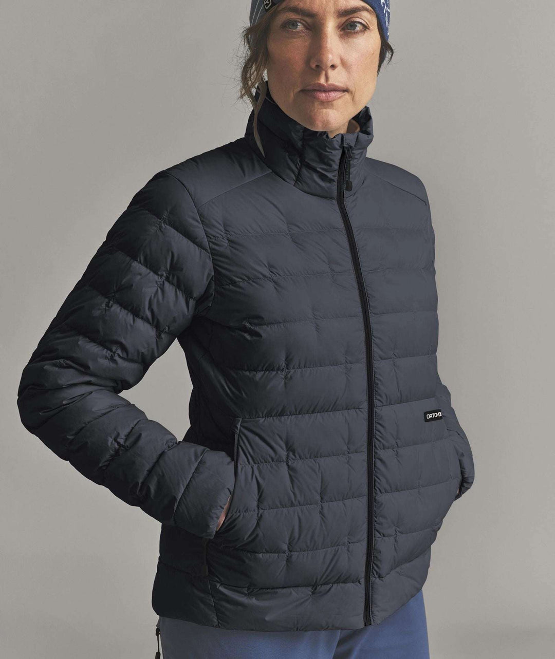 Ortovox Downwool 180 Jacket W Black Raven: indossata, vista frontale ravvicinata