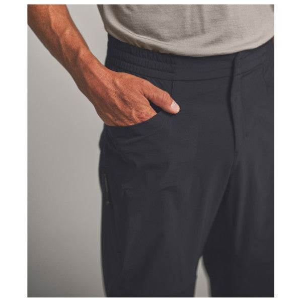 Lightweight breathable Trad Light Pants for alpine climbing with quadrielastic fabric and protective knee inserts
