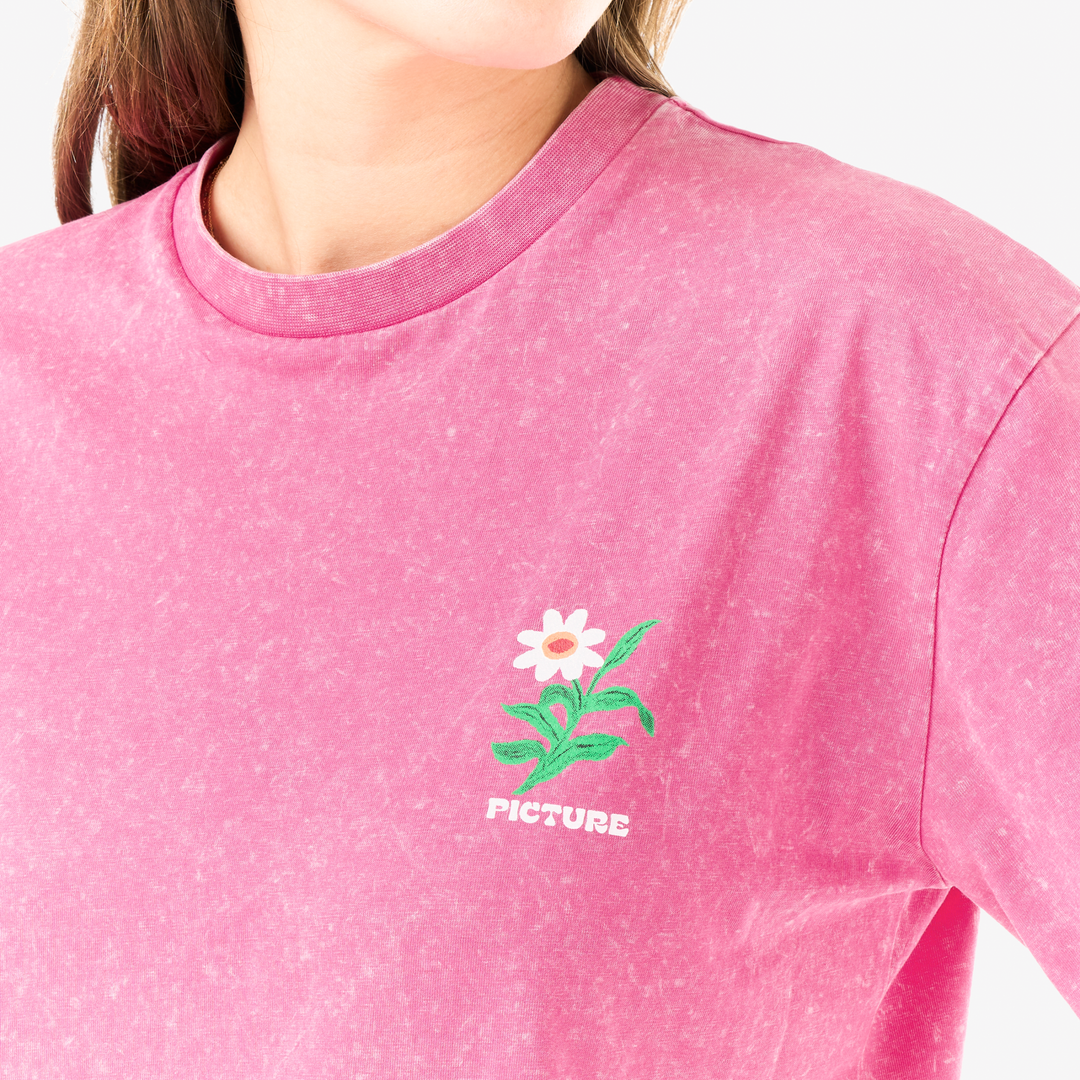 Picture Lyra Tee Beetroot Powder Washed, dettaglio collo e logo