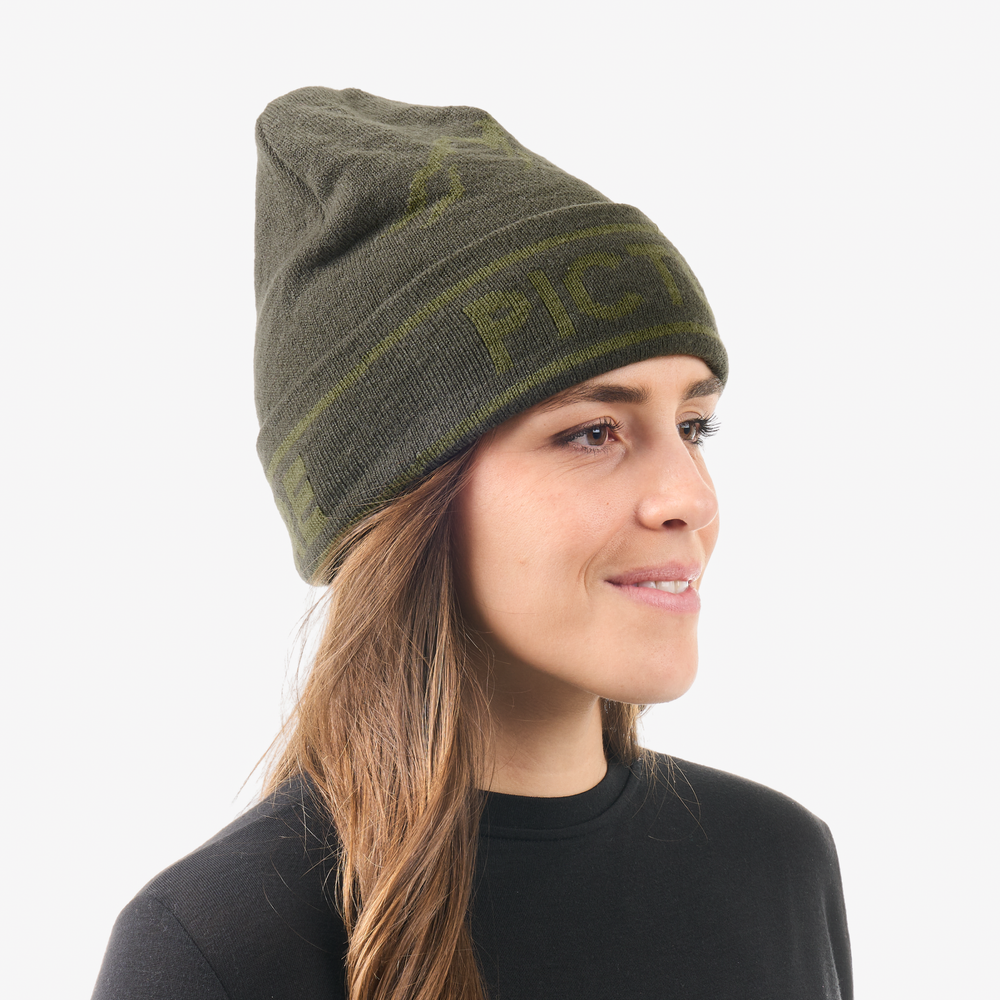 Picture Mountain Beanie Grape Leaf, indossato laterale donna
