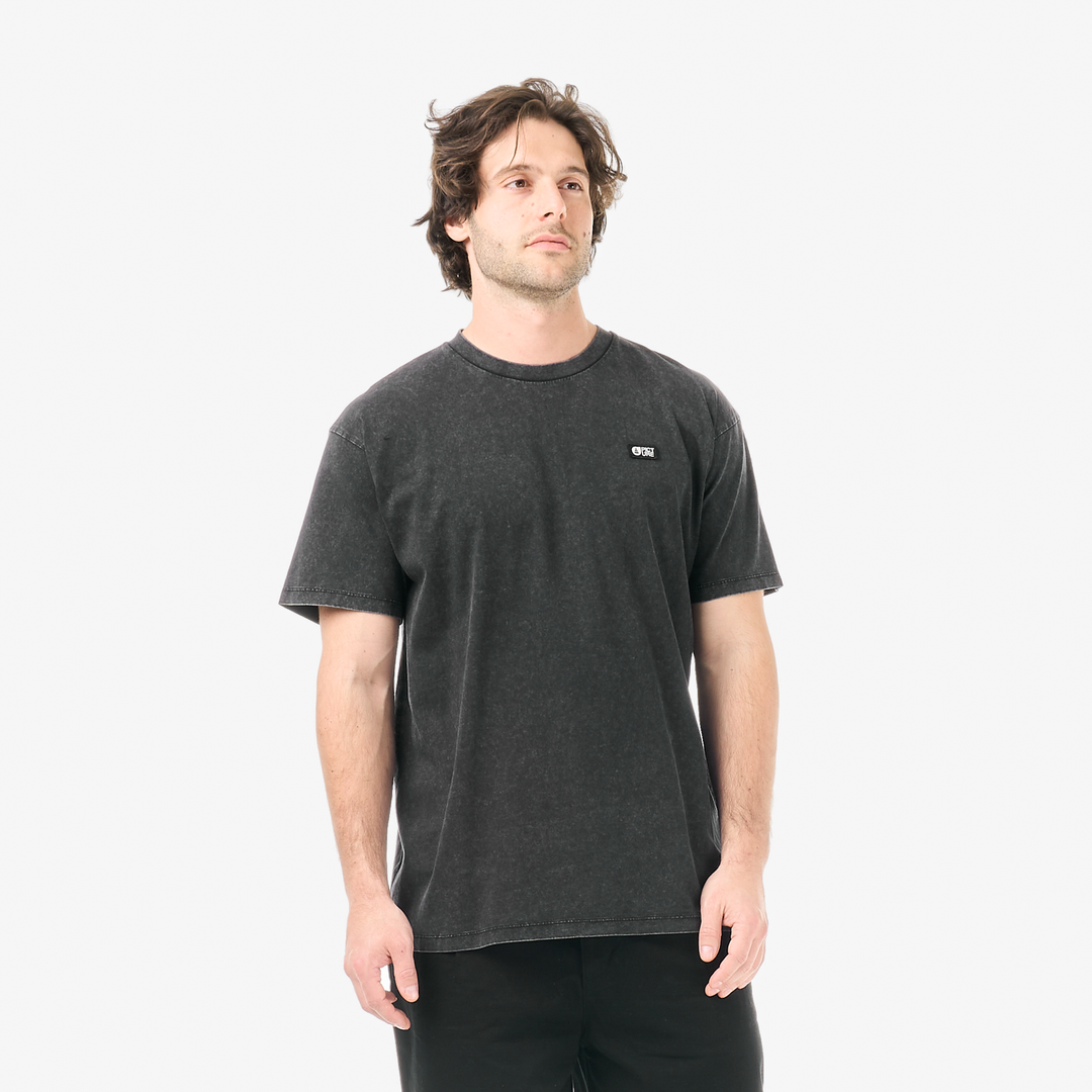 Picture Allin Tee Black Washed – fronte indossato