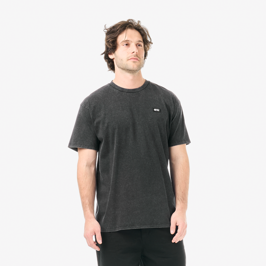 Picture Allin Tee Black Washed – fronte indossato