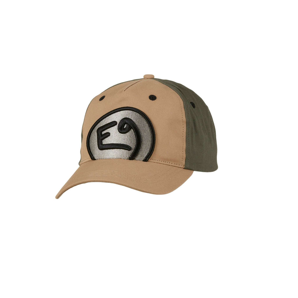 Cappello con visiera beige e verde, ricamo anteriore, 100% cotone.