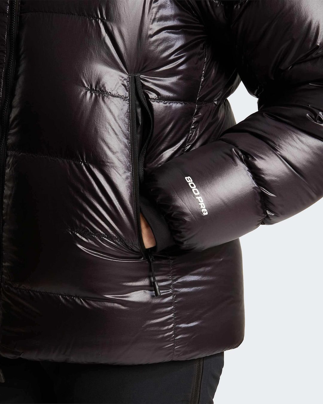 The North Face W Summit Pumori Down Parka - TNF Black - zippered hand pocket and cuff detail