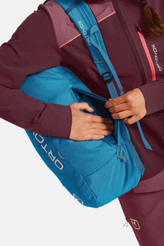 Lightweight sustainable climbing backpack 'Trad Zero 18' with durable Ripstop material.
