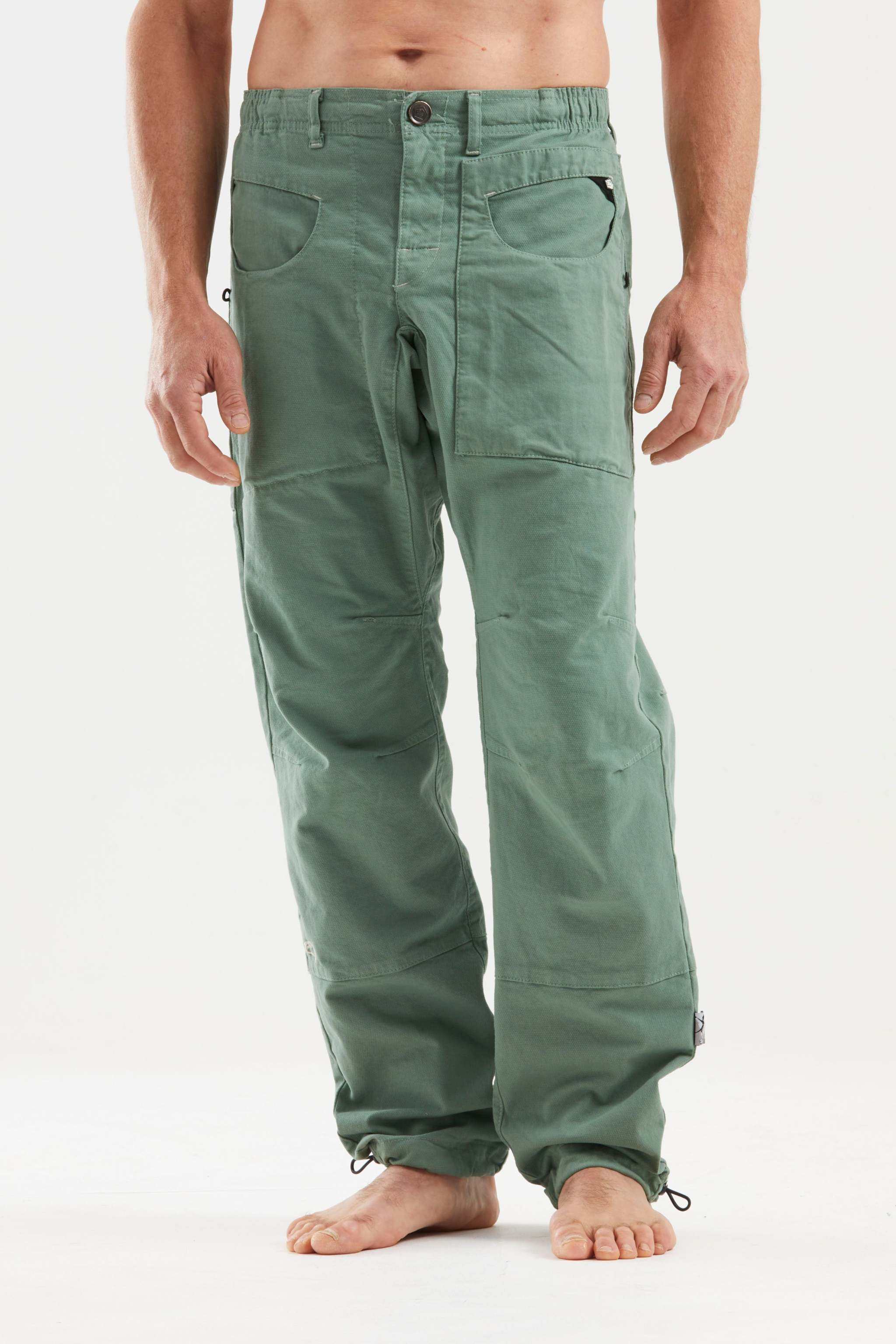 Pantaloni da outdoor in cotone biologico con inserti in gabardine e vestibilità slim