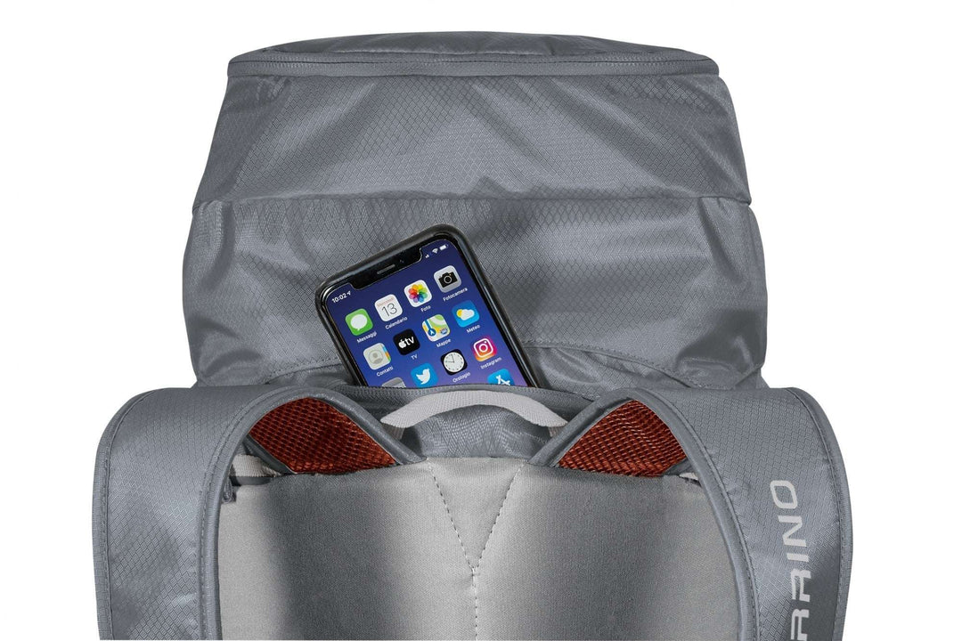 Zaino Rutor 30 backpack with a smartphone in the front pocket, ideal for ski mountaineering and alpine activities.