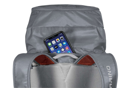 Zaino Rutor 30 backpack with a smartphone in the front pocket, ideal for ski mountaineering and alpine activities.