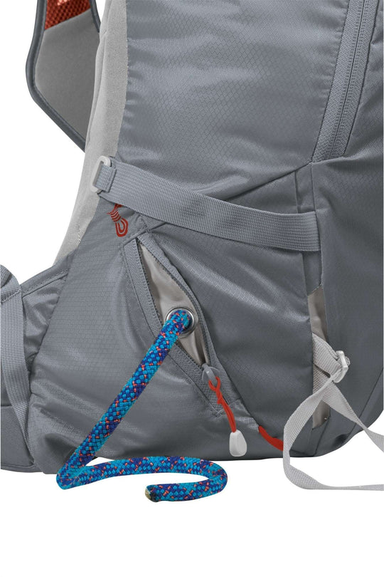 Zaino Rutor 30 backpack with ergonomic design and rope compartment for alpine activities.