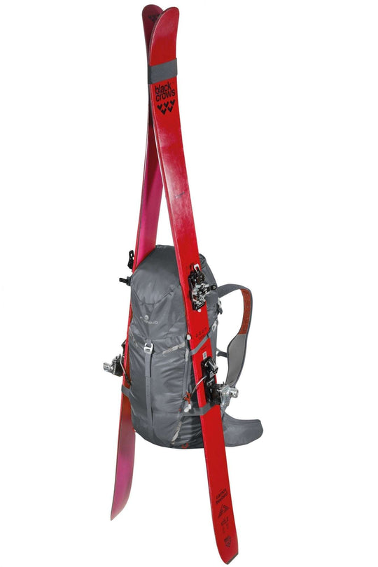 Zaino Rutor 30 backpack with skis attached, designed for alpine and ski mountaineering activities.