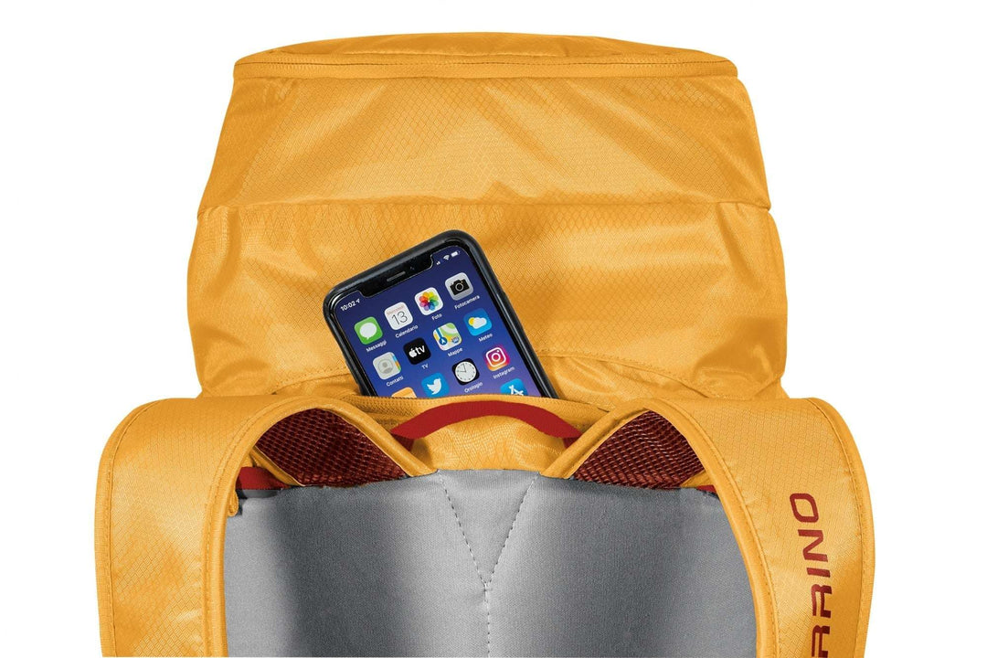 Zaino Rutor 30 backpack with ergonomic design and phone in front pocket.