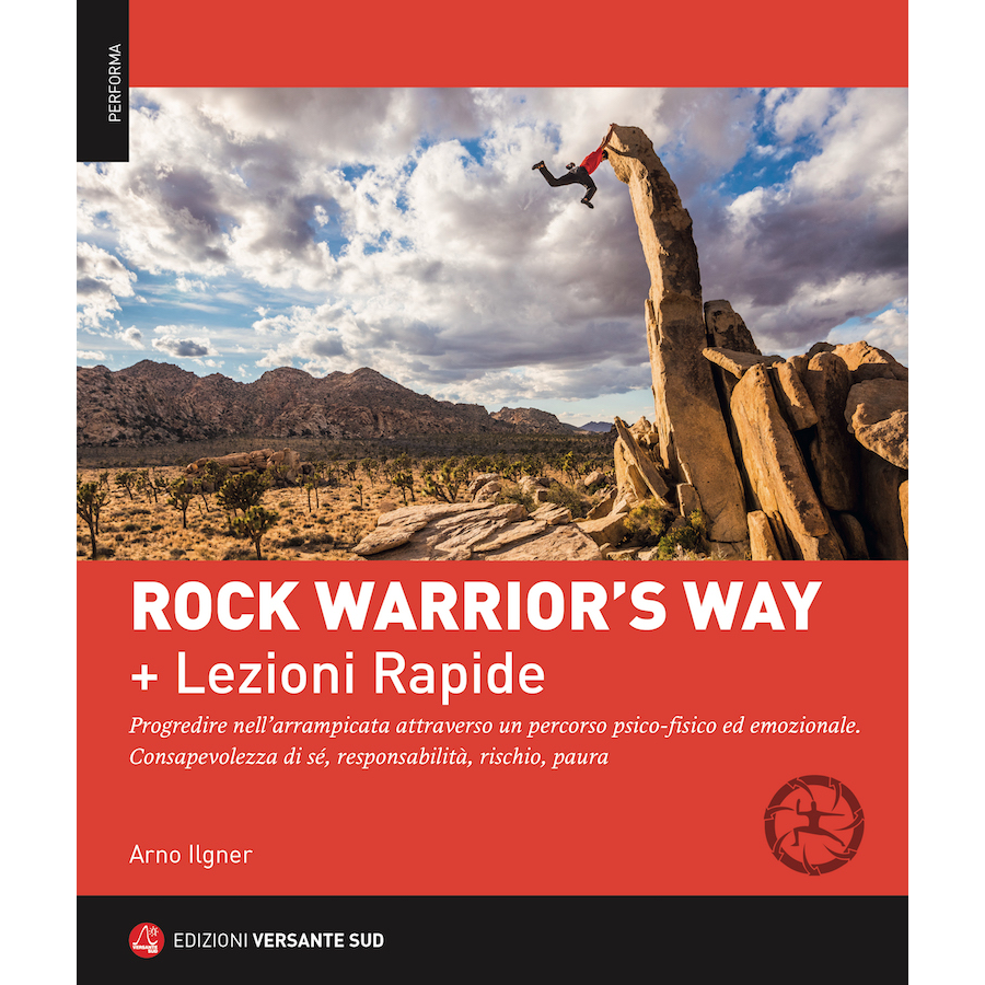 Arrampicatore che esegue una caduta controllata su una parete rocciosa in ambiente desertico con cielo nuvoloso, immagine promozionale per Rock Warrior's Way + Lezioni Rapide.